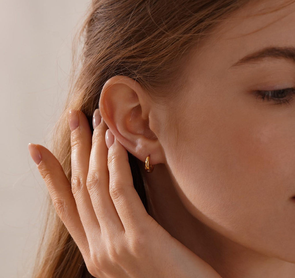 Dainty Star Huggie Hoop Earrings