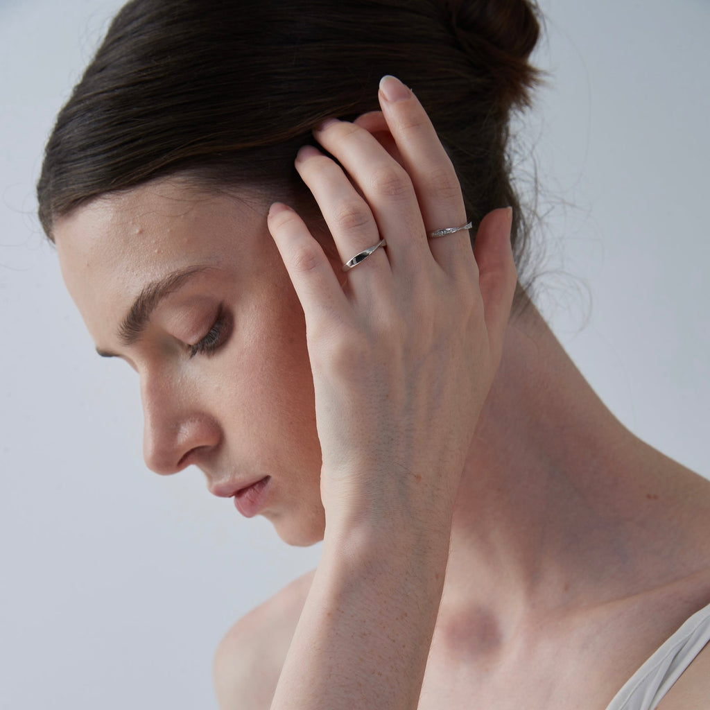 The Elin Band - Curved Contour Gold Band