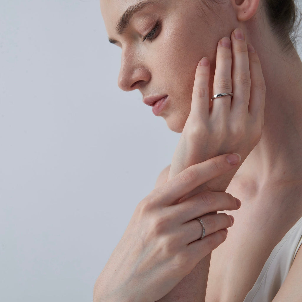 The Elin Band - Curved Contour Gold Band