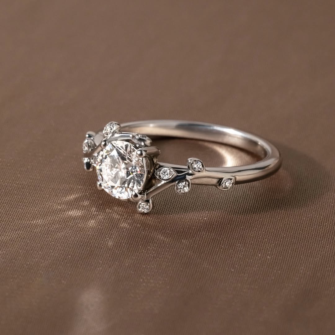 The Glowleaf Ring - Round Leaf Vine Ring