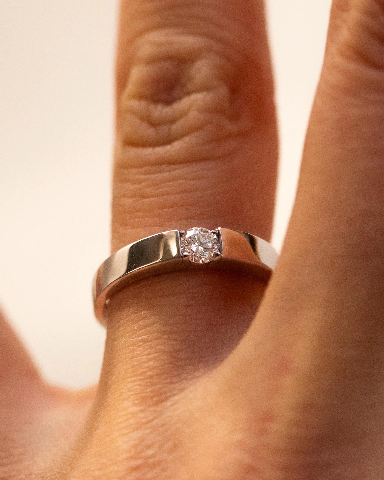 The Valdène Band - Round Brilliant Tension Solitaire in Silver