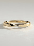 The Elin Band - Curved Contour Gold Band